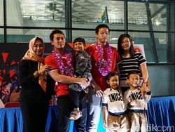Menumpang Pesawat Ekonomi, Lelah Hendra/Ahsan Luntur Setiba di Tanah Air