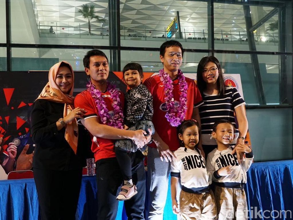 Menumpang Pesawat Ekonomi, Lelah Hendra/Ahsan Luntur Setiba di Tanah Air Menumpang Pesawat Ekonomi, Lelah Hendra/Ahsan Luntur Setiba di Tanah Air