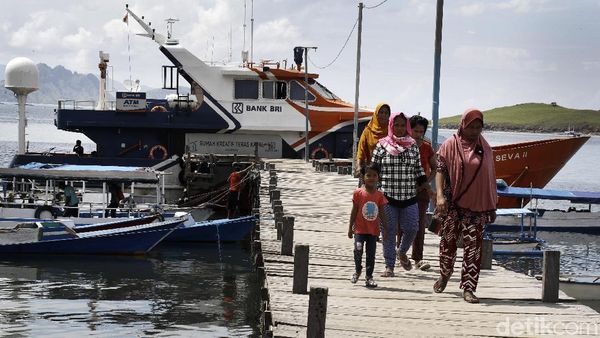 Antusias Warga Pulau Komodo Menabung di Kapal Bahtera Seva II