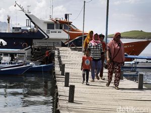 Antusias Warga Pulau Komodo Menabung di Kapal Bahtera Seva II