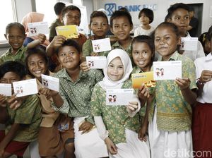 Pelajar SD di Pulau Komodo Antusias Menabung di Bank Apung BRI Pelajar SD di Pulau Komodo Antusias Menabung di Bank Apung BRI