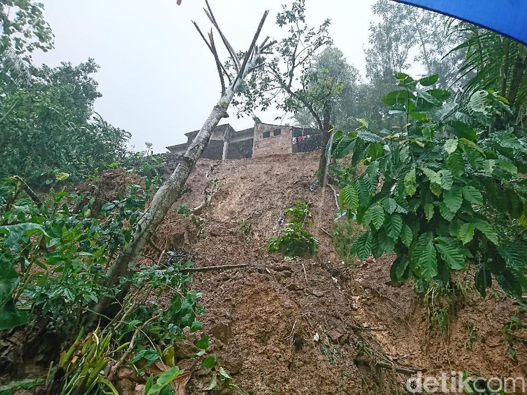 27 Longsor Terjadi di Trenggalek dalam 2 Pekan 27 Longsor Terjadi di Trenggalek dalam 2 Pekan