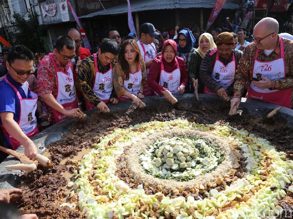 1.900 Peserta Meriahkan Festival Rujak Ulek Surabaya 2019 1.900 Peserta Meriahkan Festival Rujak Ulek Surabaya 2019
