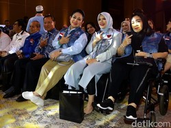 Gaya Titiek Soeharto Pakai Jaket Bomber karya Didit, Kompak dengan Prabowo