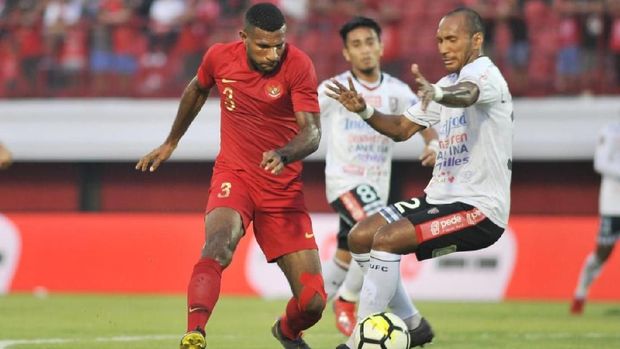 Ezra Walian akan bersaing dengan Marinus Wanewar dan Dimas Drajad.