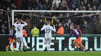 Di menit ke-78, City secara dramatis menyamakan kedudukan lewat bunuh diri kiper Kristoffer Nordfeldt. Berawal dari penalti, bola muntahnya mengenai badannya dan masuk ke gawang sendiri. Penalti itu sendiri kontroversi karena dalam tayangan ulang, Carter-Vickers lebih dulu mengenai bola sebelum menekel Raheem Sterling. (Foto: REUTERS/Toby Melville)