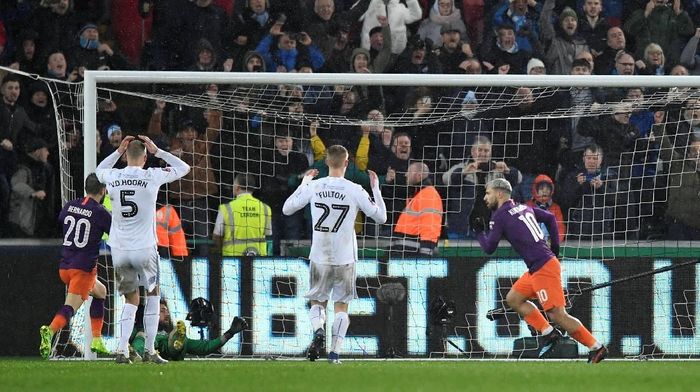Dua gol kontroversial Manchester City ke gawang Swansea tak bisa dihindari karena tidak ada VAR (REUTERS/Toby Melville) Dua gol kontroversial Manchester City ke gawang Swansea tak bisa dihindari karena tidak ada VAR (REUTERS/Toby Melville)