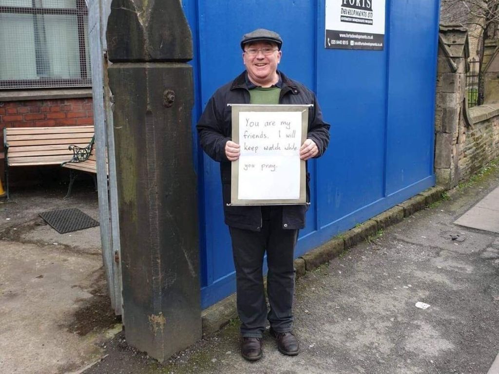 Senyum Pria Inggris yang Berjaga di Depan Masjid Usai Teror New Zealand