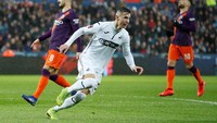 Tuan rumah sempat di atas angin. Pada menit ke-20, Swansea unggul 1-0 lewat penalti yang dilesakkan Matt Grimes. (Foto: John Sibley/Reuters)