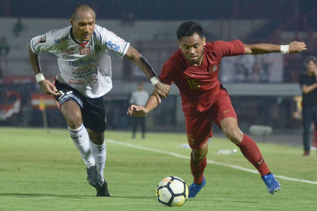 Pesepak bola Timnas U-23 Indonesia Saddil Ramdani (kanan) berebut bola dengan pesepak bola Bali United Leonard Tupamahu (kiri) saat pertandingan uji coba di Stadion Kapten I Wayan Dipta, Gianyar, Bali, Minggu (17/3/2019). Timnas U-23 Indonesia berhasil mengalahkan Bali United dengan skor 3-0. ANTARA FOTO/Fikri Yusuf/wsj.