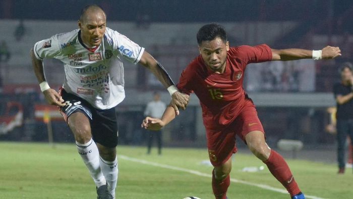 Timnas Indonesia U-23 saat berujicoba dengan Bali United. (Foto: Fikri Yusuf/Antara Foto) Timnas Indonesia U-23 saat berujicoba dengan Bali United. (Foto: Fikri Yusuf/Antara Foto)