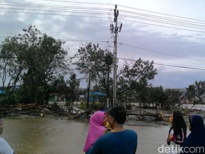 Ngerinya Banjir Bandang Sentani: Tembok Roboh, Penghuni Kos Berlarian Ngerinya Banjir Bandang Sentani: Tembok Roboh, Penghuni Kos Berlarian