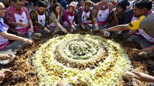 Seru Banget! Begini Meriahnya Festival Rujak Ulek di Surabaya