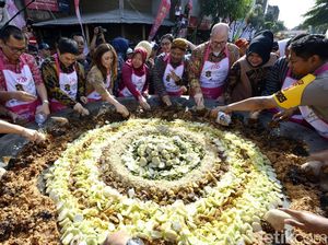Seru Banget! Begini Meriahnya Festival Rujak Ulek di Surabaya Seru Banget! Begini Meriahnya Festival Rujak Ulek di Surabaya