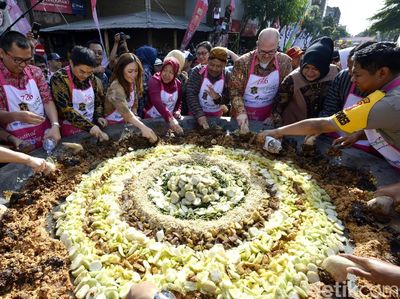 Seru Banget! Begini Meriahnya Festival Rujak Ulek di Surabaya