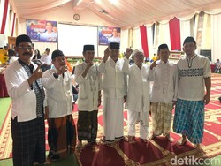 Nobar Debat Cawapres, Relawan Paslon 01 Gunakan Gamis dan Sarung