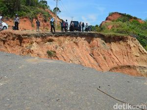 Pemerintah Gerak Cepat Perbaiki Jalan Longsor di Bengkulu Utara