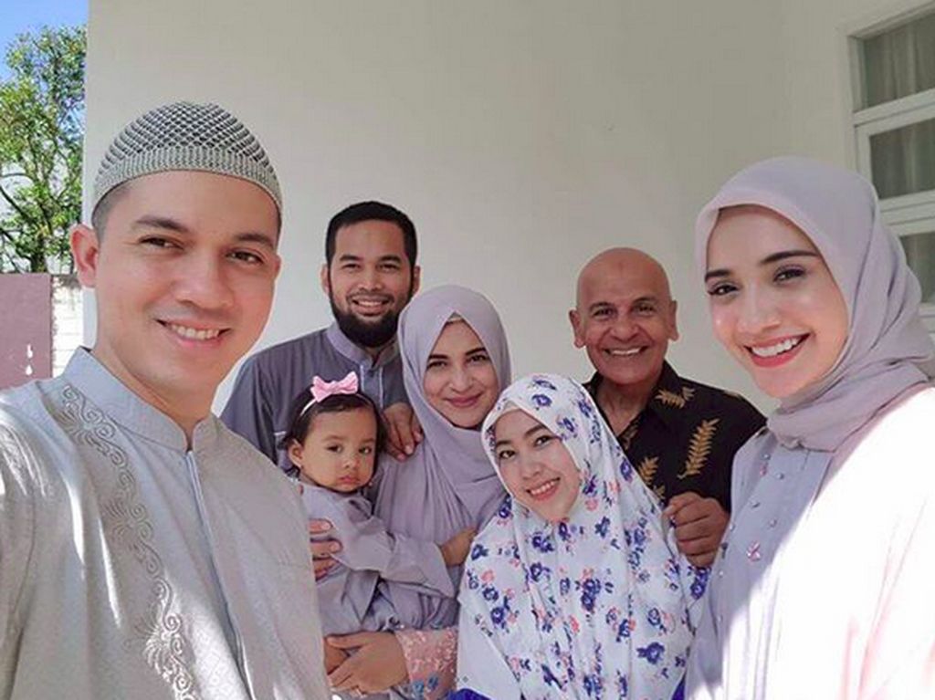 Curhat Mark Sungkar saat Melepas Dua Anak Perempuannya Menikah Curhat Mark Sungkar saat Melepas Dua Anak Perempuannya Menikah