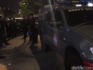 Tim Gegana Cek Tas Mencurigakan di Rumah Aspirasi Jokowi Tim Gegana Cek Tas Mencurigakan di Rumah Aspirasi Jokowi