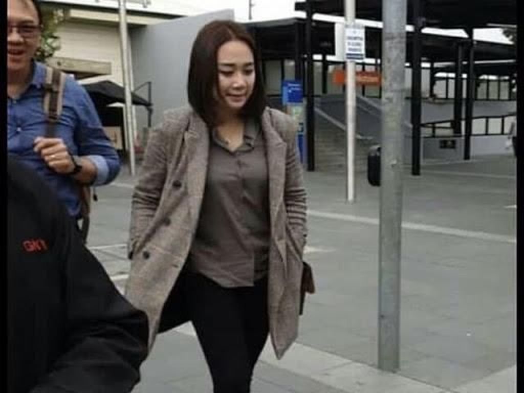 Netizen Sahut-sahutan Tanggapi Foto Ahok-Puput di Sydney Netizen Sahut-sahutan Tanggapi Foto Ahok-Puput di Sydney
