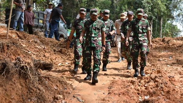 Mayjen TNI Achmad Supriyadi Tinjau Karya Bakti di Desa Batu Lapis