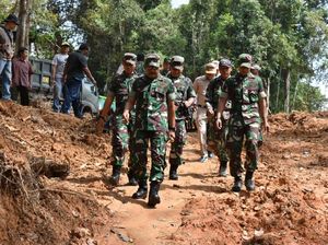 Mayjen TNI Achmad Supriyadi Tinjau Karya Bakti di Desa Batu Lapis