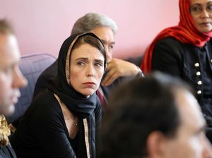 Potret PM New Zealand Berkerudung Saat Temui Keluarga Korban Teror
