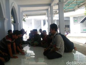 Jemaah yang Tunggu Meteor Jatuh di Ponpes Malang Terancam Golput Jemaah yang Tunggu Meteor Jatuh di Ponpes Malang Terancam Golput