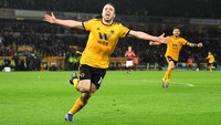 Jota merayakan golnya dengan merentangkan tangannya ke arah tribun penonton di Stadion Molineux. (Foto: Michael Regan/Getty Images)