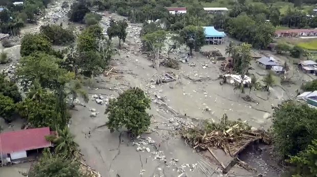 TNI Amankan Peti Uang Gereja yang Terseret Banjir Sentani