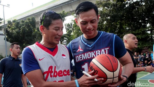 Begini Gaya Sandi dan AHY Main Basket