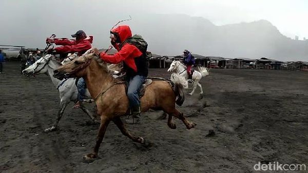 Foto: Balapan Kuda di Gunung Bromo, Seru!