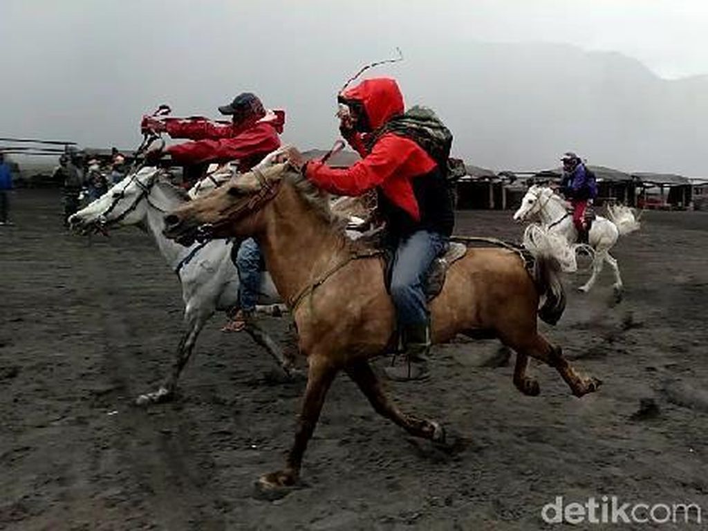 Foto: Balapan Kuda di Gunung Bromo, Seru!