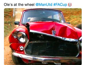 Meme Menyengat MU Disingkirkan Wolves, Mourinho pun Tertawa