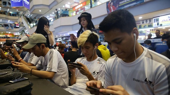 Berlangsung Meriah, Begini Suasana NXL Mobile Esport Cup 2019 Turnamen NXL Mobile Esport Cup 2019 yang digelar di Mangga Dua Mal, Jakarta, berlangsung meriah. PUBG dan Mobile Legend diperlombakan.