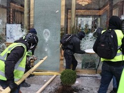 Rusuh! Massa Rompi Kuning Menjarah dan Membakar Toko Mewah Paris