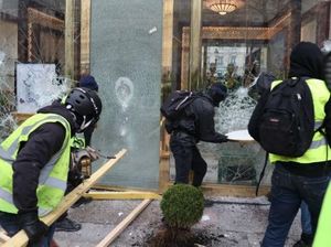 Rusuh! Massa Rompi Kuning Menjarah dan Membakar Toko Mewah Paris Rusuh! Massa Rompi Kuning Menjarah dan Membakar Toko Mewah Paris
