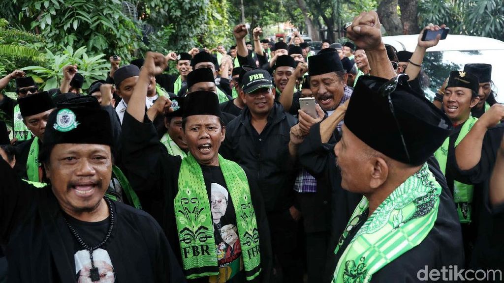 Massa FBR Sambangi Kediaman Maruf Amin Massa FBR Sambangi Kediaman Maruf Amin