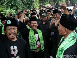 Massa FBR Sambangi Kediaman Maruf Amin