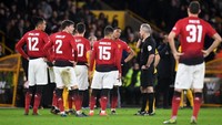 Di menit ke-80, Lindelof sempat dikartu merah wasit Martin Atkinson karena menekel Jota. Pemain MU langsung mengerubungi sang wasit memprotes keputusannya. (Foto: Michael Regan/Getty Images)