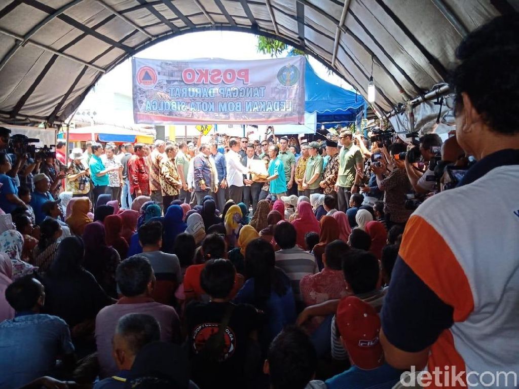 Jokowi Santuni Rp 1,4 M ke Warga Pengungsi Ledakan Bom Sibolga Jokowi Santuni Rp 1,4 M ke Warga Pengungsi Ledakan Bom Sibolga