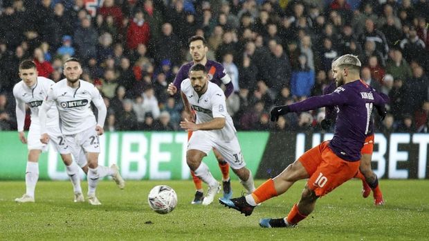 Sergio Aguero menyebut torehan empat gelar masih mungkin diraih Manchester City.