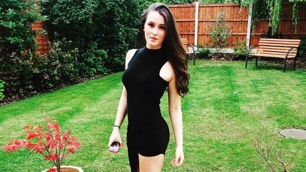 Foto Penumpang Pesawat Cantik yang Viral karena Baju Dianggap Terlalu Seksi