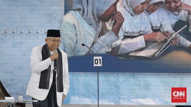 Sandi Setia Pakai Infused Water, Ma'ruf Tak Lepas dari Sarung