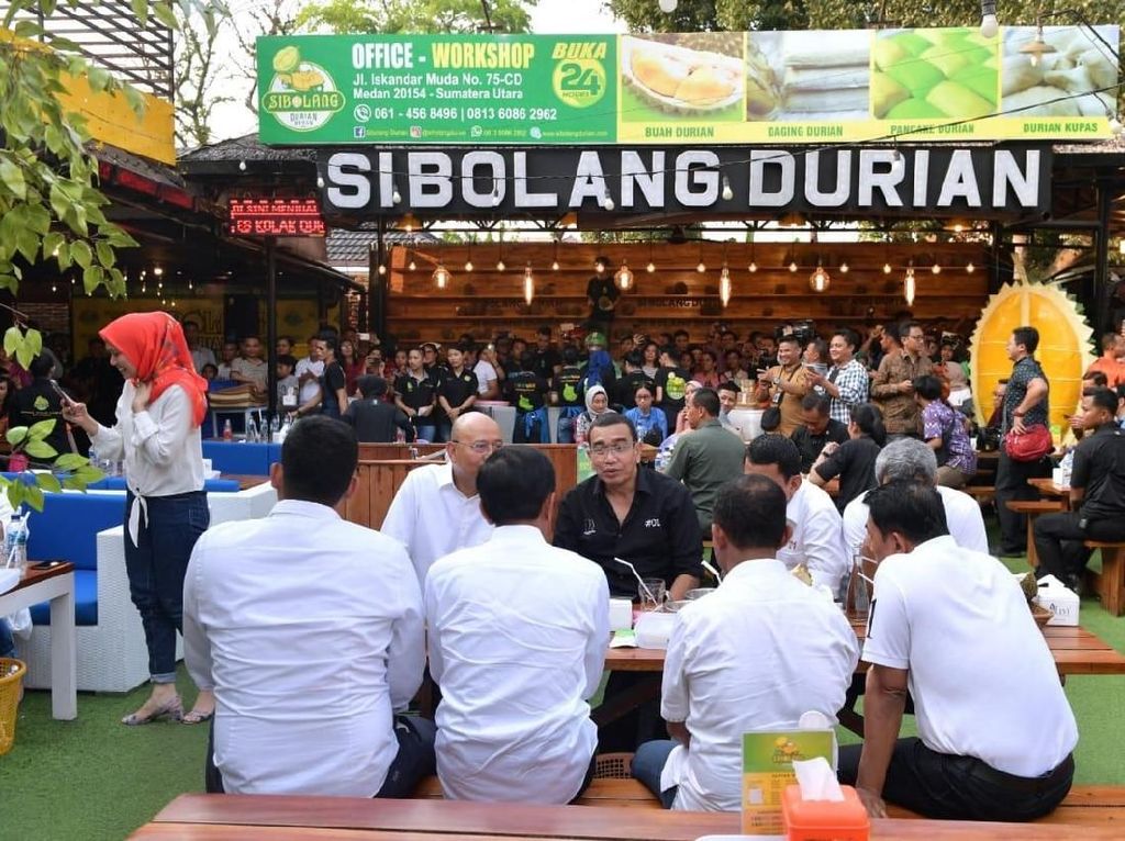 Kunjungi Medan, Jokowi Beli Sekilo Ikan Teri dan Nikmati Durian Legit Kunjungi Medan, Jokowi Beli Sekilo Ikan Teri dan Nikmati Durian Legit