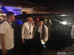 Maruf Amin Diantar Alphard Menuju Tempat Debat