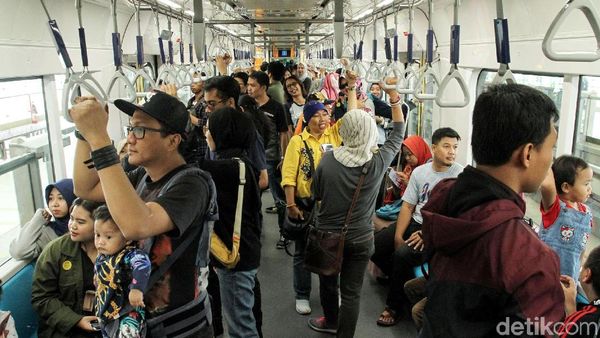 Begini Antusias Warga Jajal MRT di Hari Libur