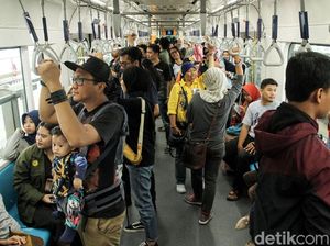 Anies: MRT Jakarta Tetap Gratis hingga 31 Maret Anies: MRT Jakarta Tetap Gratis hingga 31 Maret