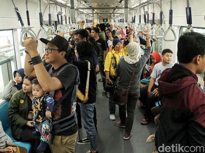 Begini Antusias Warga Jajal MRT di Hari Libur