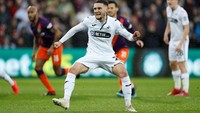 Sembilan menit berselang, Bersant Celina menggandakan kedudukan Swansea menjadi 2-0. Skor bertahan hingga jeda. (Foto: John Sibley/Reuters)